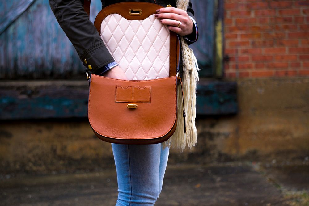 chica con bolso