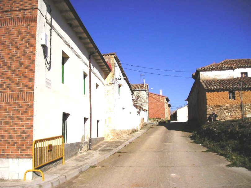 Calle tranquila de pueblo